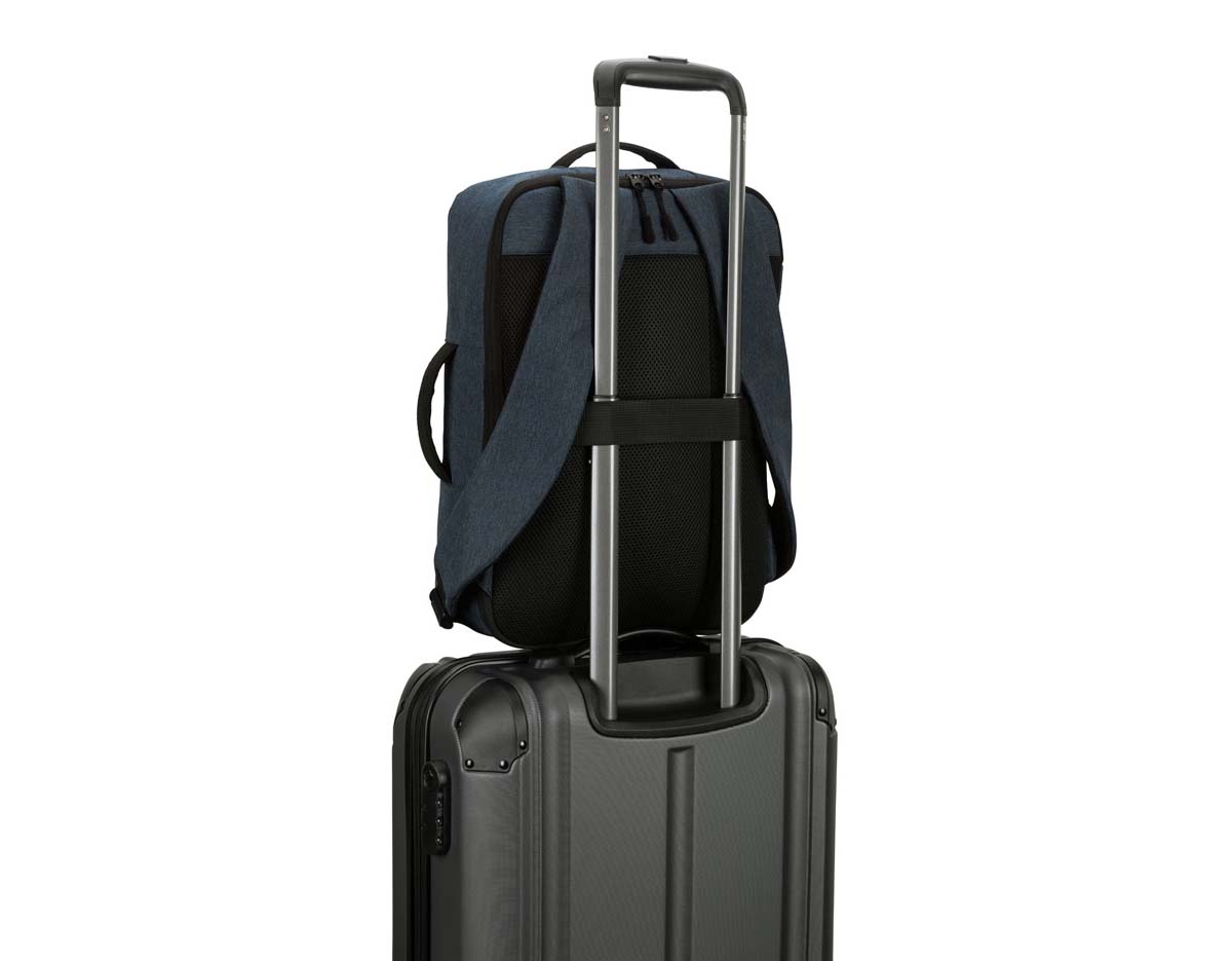 Mochila para notebook em poliéster reciclado 300D de alta densidade e forro em poliéster reciclado 190T. Possui um compartimento principal para notebook até 15.6" que pode ser totalmente aberto, possibilitando um acesso mais descomplicado, e um bolso frontal de grande dimensão. A mochila também pode ser utilizada como pasta graças à sua pega lateral e o seu formato compacto. A parte posterior em malha incorpora uma alça para trolley.