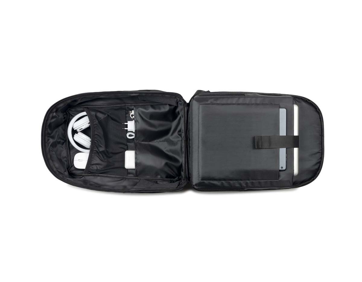 Mochila antirroubo em poliéster reciclado 600D com detalhes em PU e interior em poliéster reciclado 210D. Resistente à água, conta com compartimento principal com bolsos almofadados para notebook até 17.3" e tablet até 10.5", além de compartimentos laterais e frontais. Parte traseira acolchoada, pega superior e alça para trolley. Capacidade até 20 L.