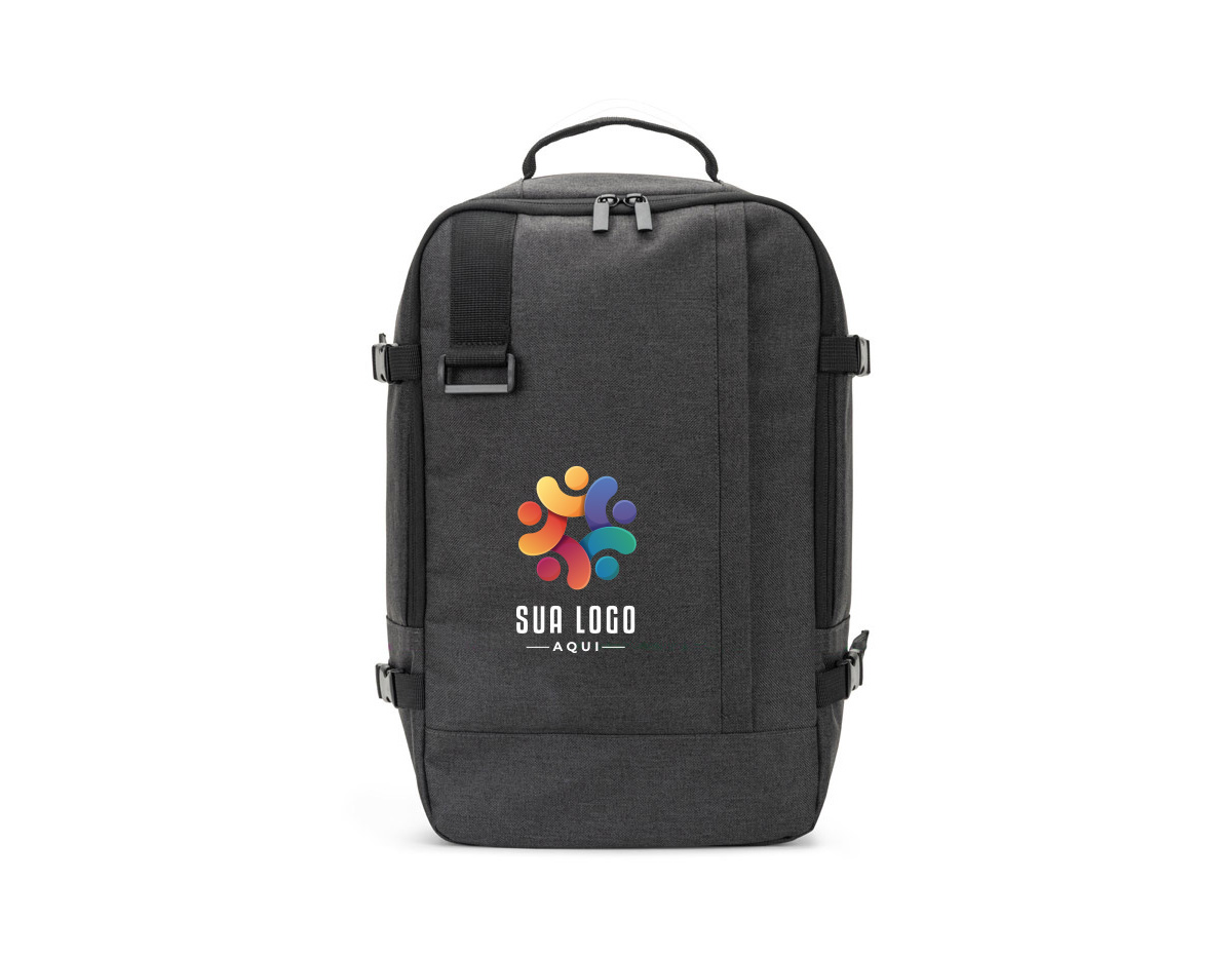 Mochila em poliéster reciclado 600D com forro em poliéster reciclado 210D, acabamento repelente à água e capacidade de até 20 L. Atende às dimensões exigidas como bagagem de mão, com compartimento principal para roupas, bolso frontal e compartimento acolchoado para notebook até 14". Possui alça para trolley, pega superior almofadada e cintas de compressão laterais.