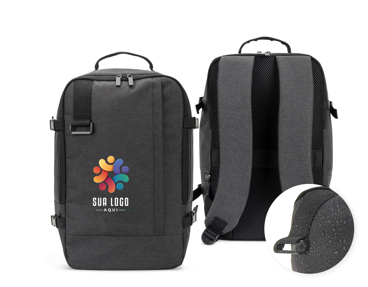 Mochila em poliéster reciclado 600D com forro em poliéster reciclado 210D, acabamento repelente à água e capacidade de até 20 L. Atende às dimensões exigidas como bagagem de mão, com compartimento principal para roupas, bolso frontal e compartimento acolchoado para notebook até 14". Possui alça para trolley, pega superior almofadada e cintas de compressão laterais.