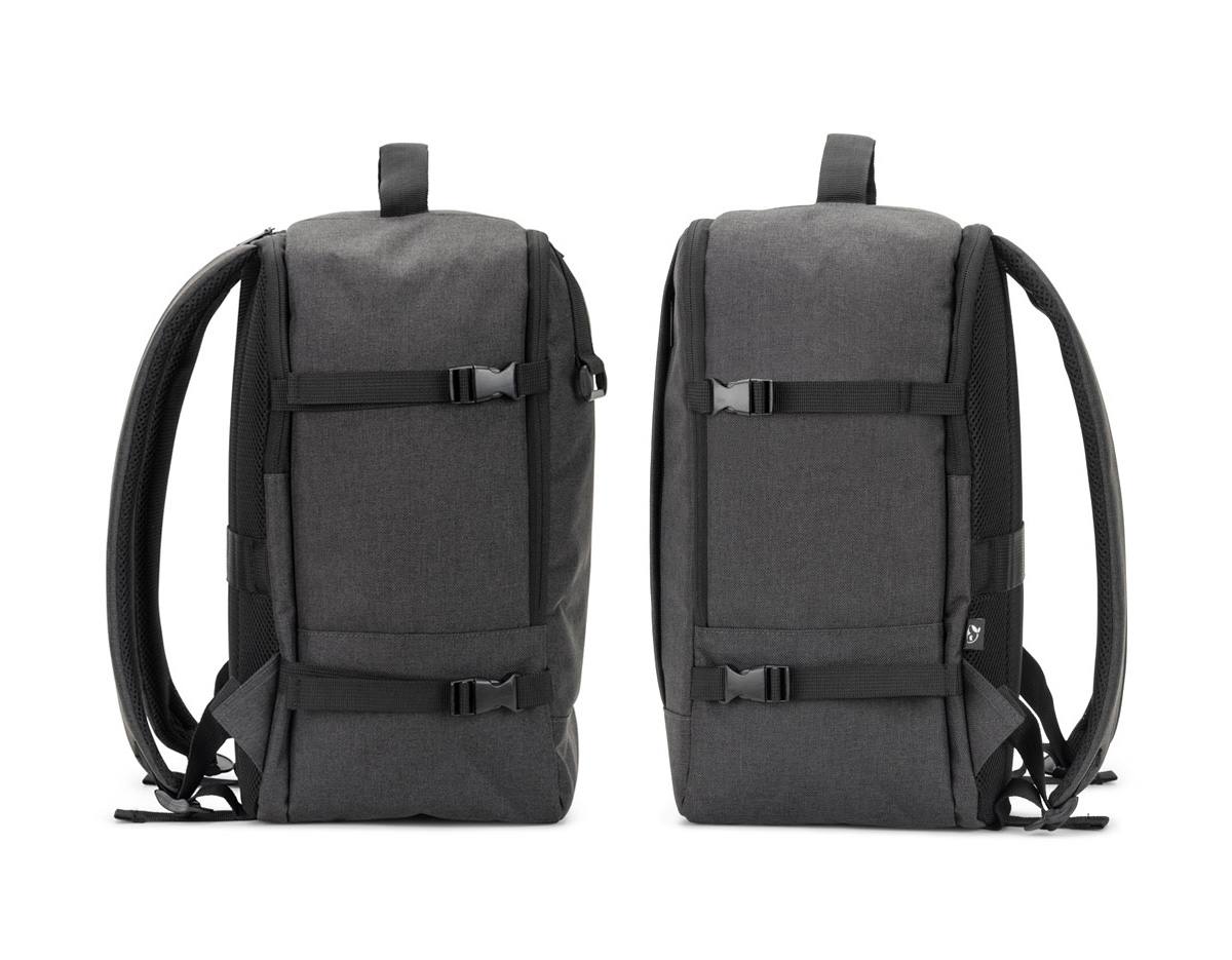 Mochila em poliéster reciclado 600D com forro em poliéster reciclado 210D, acabamento repelente à água e capacidade de até 20 L. Atende às dimensões exigidas como bagagem de mão, com compartimento principal para roupas, bolso frontal e compartimento acolchoado para notebook até 14". Possui alça para trolley, pega superior almofadada e cintas de compressão laterais.
