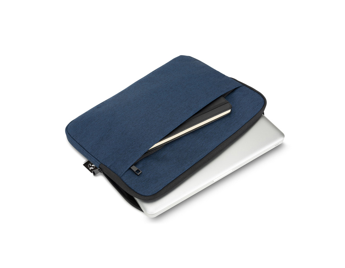Bolsa para notebook em poliéster reciclado 600D com forro em poliéster reciclado 210D. Conta com compartimento principal acolchoado para notebook de até 14" e bolso frontal para pequenos itens. Estrutura totalmente almofadada, proporcionando proteção extra e maior durabilidade no uso diário.