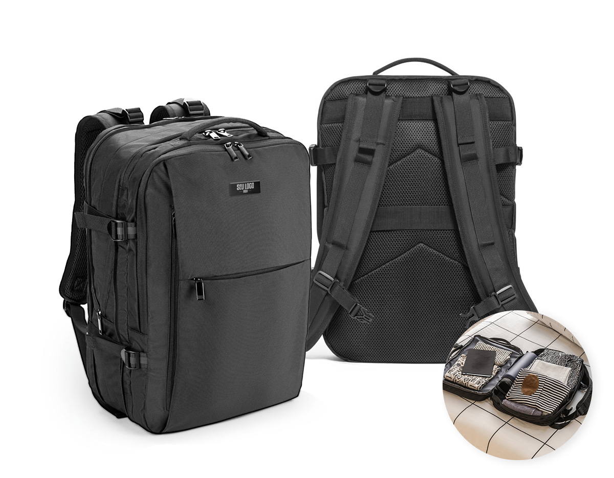 Mochila de viagem em poliéster reciclado 600D com acabamento repelente à água e forro em poliéster reciclado 210D. Possui três compartimentos principais: traseiro com bolsos para notebook até 17.3" e tablet até 10.1", central expansível para roupas e frontal com divisórias internas. Conta com três bolsos externos, dois com forro em PEVA, placa metálica removível, alças ajustáveis, cintas de compressão, pegas almofadadas e alça para trolley. Capacidade até 29 L.