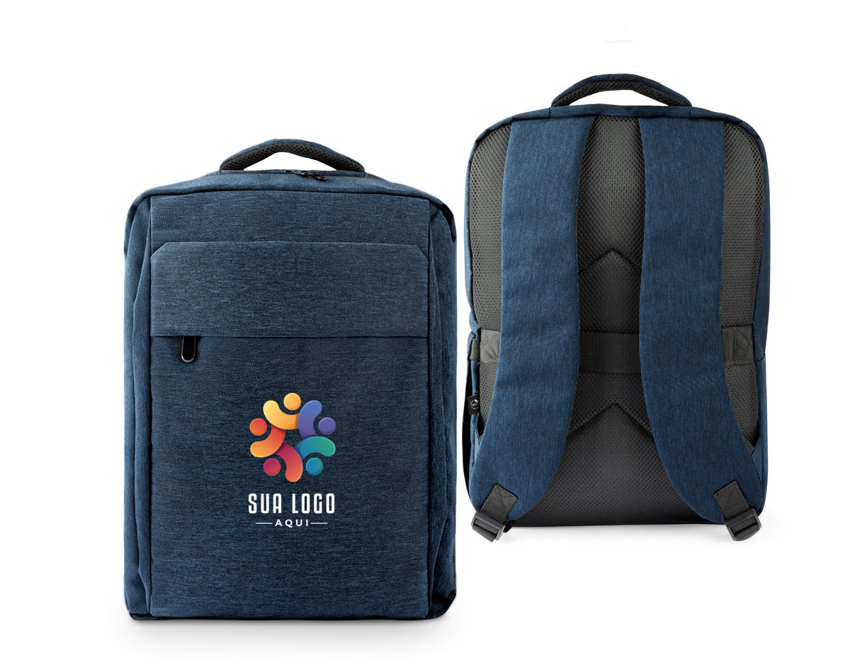 Mochila totalmente almofadada para notebook, feita em poliéster reciclado 300D de alta densidade com forro em poliéster reciclado 210D. Possui compartimento principal para notebook até 15.6", dois bolsos frontais, bolso lateral para squeeze e alça traseira para encaixe em trolley. Capacidade até 18 L.