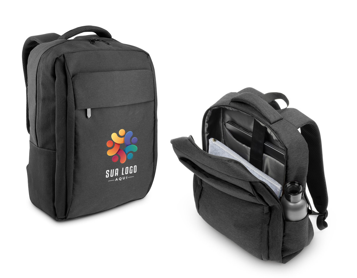 Mochila totalmente almofadada para notebook, feita em poliéster reciclado 300D de alta densidade com forro em poliéster reciclado 210D. Possui compartimento principal para notebook até 15.6", dois bolsos frontais, bolso lateral para squeeze e alça traseira para encaixe em trolley. Capacidade até 18 L.