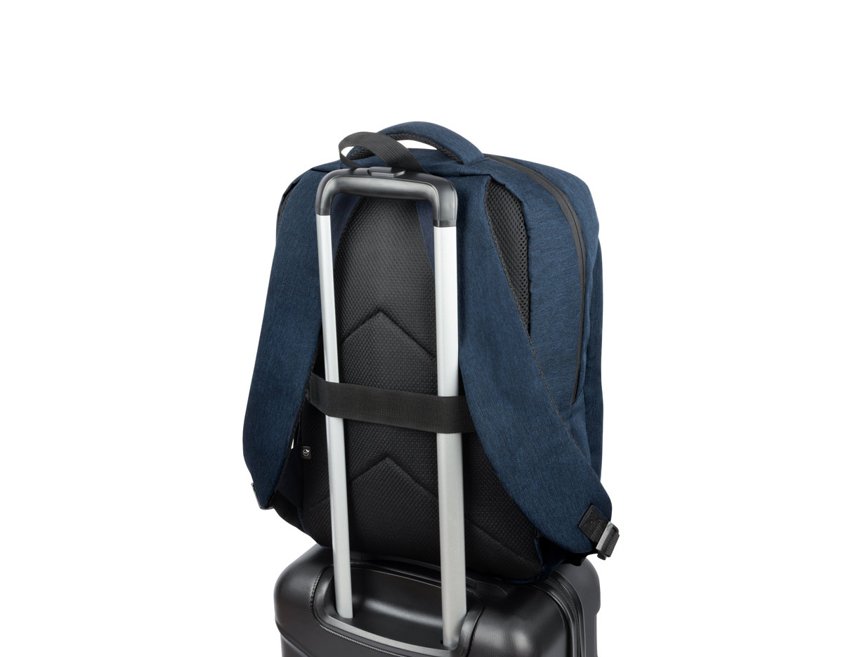 Mochila totalmente almofadada para notebook, feita em poliéster reciclado 300D de alta densidade com forro em poliéster reciclado 210D. Possui compartimento principal para notebook até 15.6", dois bolsos frontais, bolso lateral para squeeze e alça traseira para encaixe em trolley. Capacidade até 18 L.