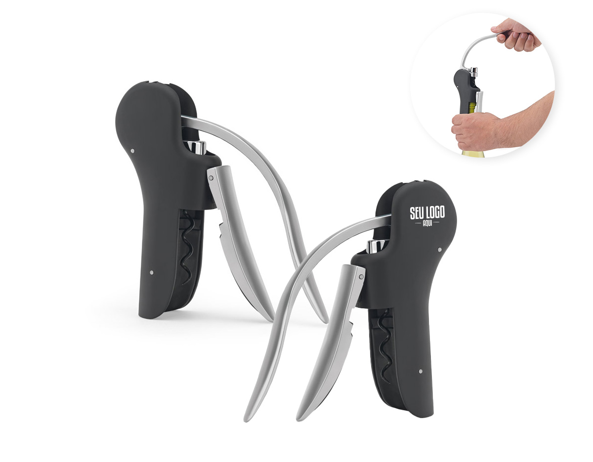 Saca-rolhas em ABS e zinco, com acabamento emborrachado para melhor aderência. Possui alavanca automática, que permite remover qualquer rolha com facilidade e poucos movimentos. Um item indispensável para apreciadores de vinho.