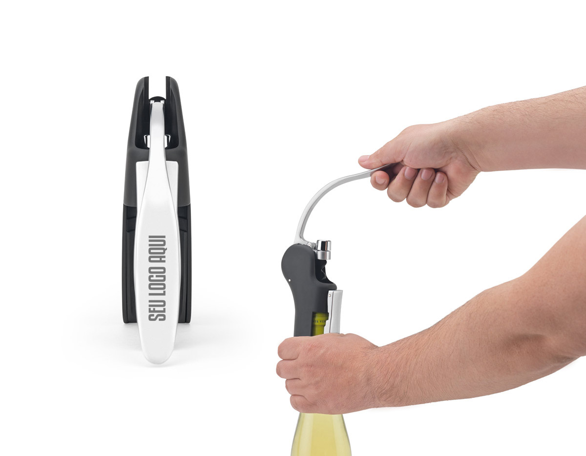 Saca-rolhas em ABS e zinco, com acabamento emborrachado para melhor aderência. Possui alavanca automática, que permite remover qualquer rolha com facilidade e poucos movimentos. Um item indispensável para apreciadores de vinho.