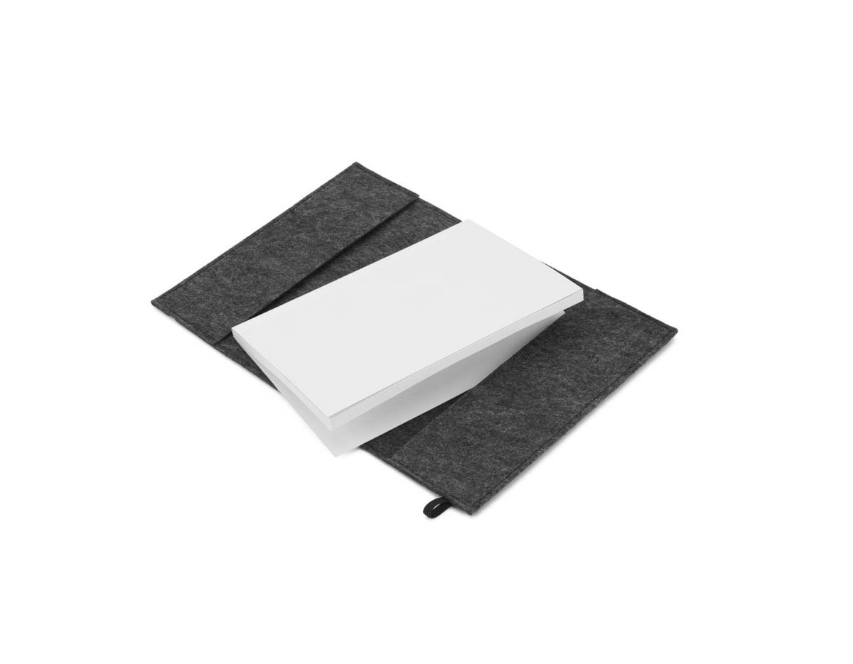 Capa em feltro 100% reciclado com caderno A5 removível no interior. O caderno possui capa em papel 100% reciclado e 160 páginas pautadas na cor marfim (70 g/m²), também em papel 100% reciclado. Ideal para anotações sustentáveis no dia a dia.