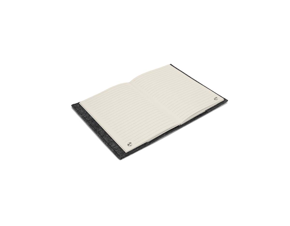 Capa em feltro 100% reciclado com caderno A5 removível no interior. O caderno possui capa em papel 100% reciclado e 160 páginas pautadas na cor marfim (70 g/m²), também em papel 100% reciclado. Ideal para anotações sustentáveis no dia a dia.