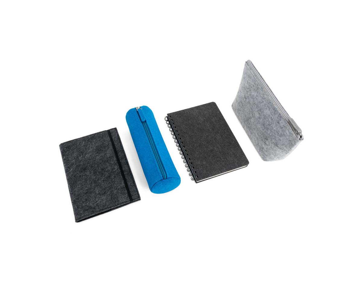 Capa em feltro 100% reciclado com caderno A5 removível no interior. O caderno possui capa em papel 100% reciclado e 160 páginas pautadas na cor marfim (70 g/m²), também em papel 100% reciclado. Ideal para anotações sustentáveis no dia a dia.