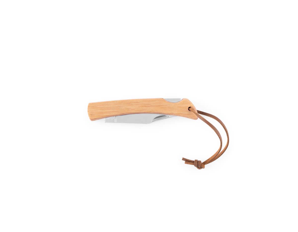 Canivete com lâmina em aço inox e cabo em bambu, equipado com fecho de segurança para maior proteção durante o uso. Possui cordão para facilitar o transporte, sendo uma opção prática e funcional para atividades ao ar livre.
