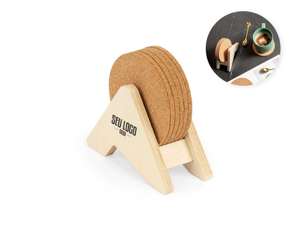 Elegante porta-copos em madeira, acompanha 6 bases em cortiça que protegem suas superfícies contra marcas e umidade. Ideal para quem valoriza cuidado com os detalhes ao receber ou no dia a dia. Um toque funcional e sofisticado que alia praticidade e estilo à sua mesa.