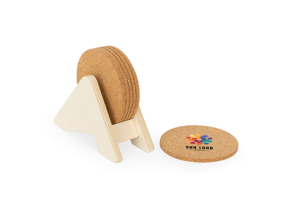 Elegante porta-copos em madeira, acompanha 6 bases em cortiça que protegem suas superfícies contra marcas e umidade. Ideal para quem valoriza cuidado com os detalhes ao receber ou no dia a dia. Um toque funcional e sofisticado que alia praticidade e estilo à sua mesa.
