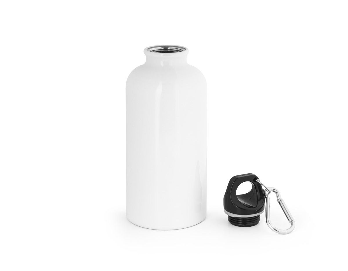 Squeeze esportiva com capacidade de até 560 mL, fabricada em aço inox de parede simples e acabamento brilhante. Possui tampa com mosquetão integrado, permitindo fácil transporte ou fixação em mochilas e bolsas. Ideal para uso em atividades físicas ou ao ar livre.