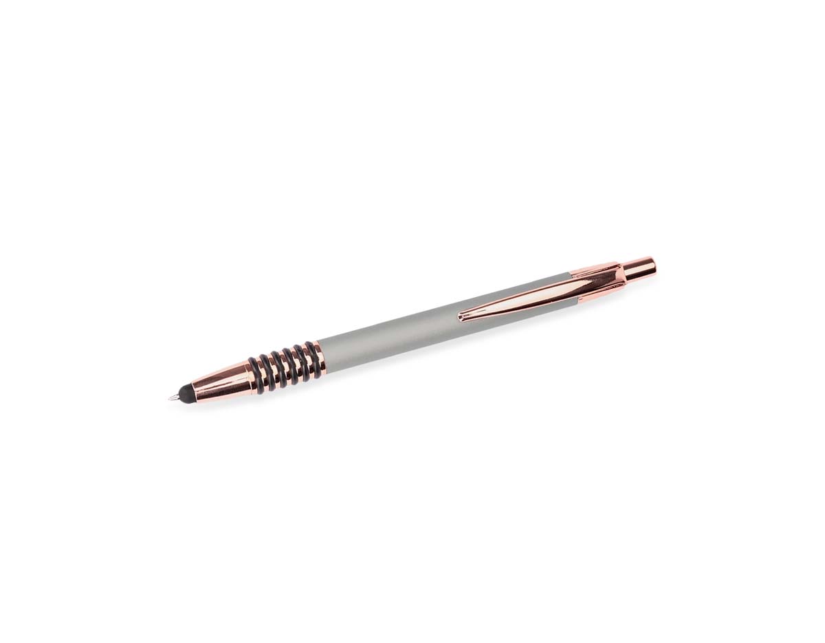 Caneta metálica com detalhes emborrachados no corpo, oferecendo maior conforto durante a escrita. Possui carga esferográfica azul de 1.0 mm, acionamento por clique e ponteira touch para uso em dispositivos com tela sensível ao toque.