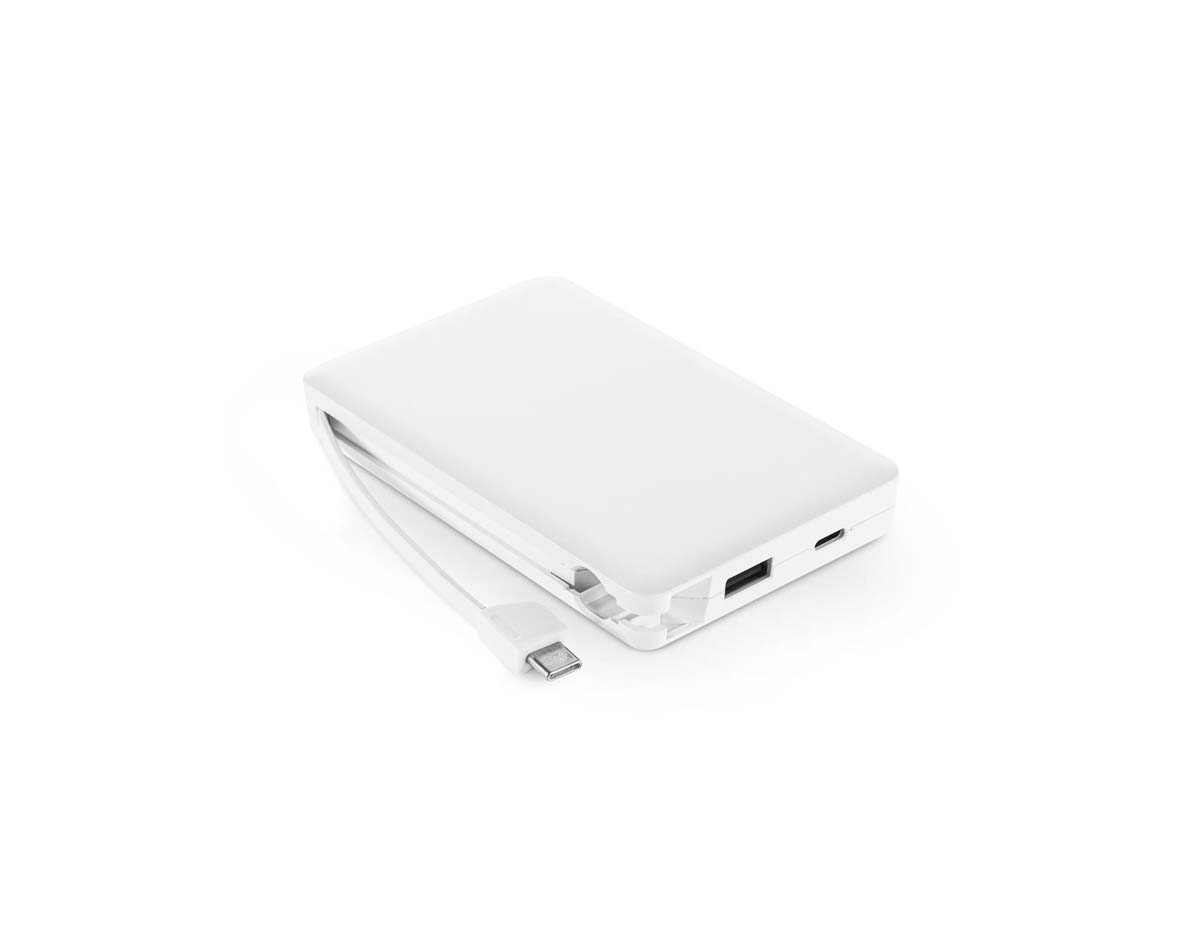 Bateria portátil com capacidade de 10.000 mAh, fabricada em ABS 100% reciclado. Possui indicador de carga, porta USB-C (entrada/saída), porta USB-A e cabo USB-C integrado de entrada e saída. Permite carregar até dois dispositivos ao mesmo tempo, oferecendo praticidade no uso diário.