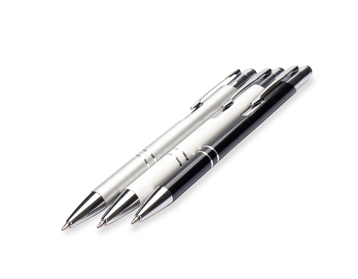 Caneta esferográfica com carga azul de 1,0 mm, fabricada inteiramente em metal. Possui acionamento por clique que proporciona leveza e agilidade na escrita. A ponteira emborrachada permite uso como caneta touch, compatível com dispositivos de tela sensível ao toque.