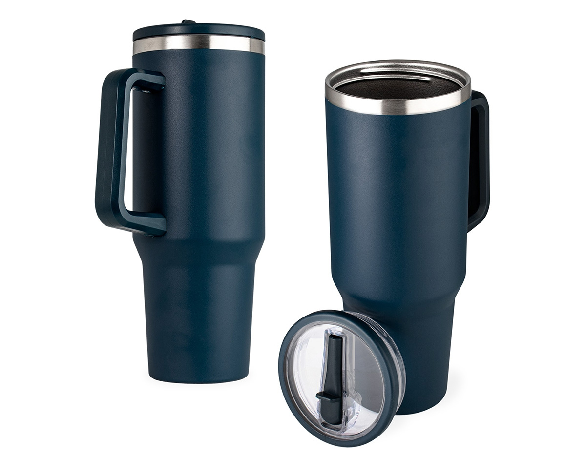 A caneca térmica perfeita para quem busca praticidade e qualidade em um só produto. Com capacidade de 1,2 litros, ela é fabricada em inox 304 com parede dupla, garantindo que a bebida permaneça na temperatura ideal por muito mais tempo. Sua tampa acrílica rosqueável com bico flexível integrado proporciona facilidade no uso com o canudo, enquanto o pegador plástico oferece segurança no manuseio. Acompanha um canudo prático para completar a experiência. Um item indispensável para o dia a dia que une funcionalidade e design moderno.