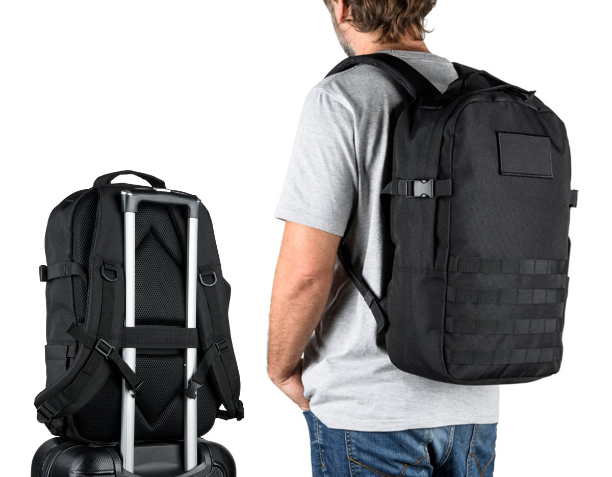 Mochila para utilização diária em ambientes profissionais ou de lazer, Ideal também para esportes e caminhadas ao ar livre. O seu design torna esta mochila um produto versátil e resistente. Composta por poliéster reciclado 600D de alta densidade e forro em poliéster reciclado 210D. Possui um compartimento principal com bolso para notebook até 17.3" e diversos bolsos que facilitam a organização dos itens, um bolso com zíper e um bolso lateral. Possui características particulares como cintas de compressão nas laterais, tiras multifuncionais em webbing, alça peitoral ajustável, pega na parte superior e alça para trolley em caso de necessidade. Contém também um emblema removível, com o mesmo material da mochila, ideal para personalização. Capacidade até 21L.