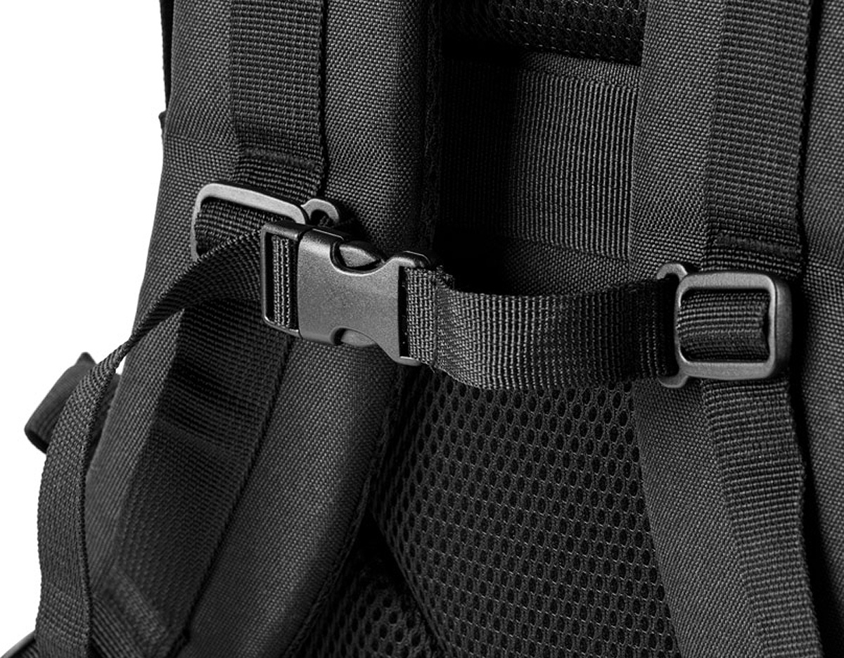 Mochila para utilização diária em ambientes profissionais ou de lazer, Ideal também para esportes e caminhadas ao ar livre. O seu design torna esta mochila um produto versátil e resistente. Composta por poliéster reciclado 600D de alta densidade e forro em poliéster reciclado 210D. Possui um compartimento principal com bolso para notebook até 17.3" e diversos bolsos que facilitam a organização dos itens, um bolso com zíper e um bolso lateral. Possui características particulares como cintas de compressão nas laterais, tiras multifuncionais em webbing, alça peitoral ajustável, pega na parte superior e alça para trolley em caso de necessidade. Contém também um emblema removível, com o mesmo material da mochila, ideal para personalização. Capacidade até 21L.