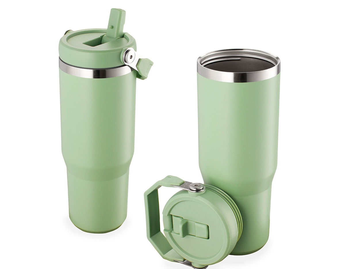 Copo térmico em inox com capacidade de até 800 mL. Possui parede dupla para isolamento térmico, tampa plástica rosqueável com vedação a vácuo, alça fixa em inox com camada plástica e bico flexível. Acompanha canudo plástico para encaixe interno, ideal para uso prático no dia a dia.