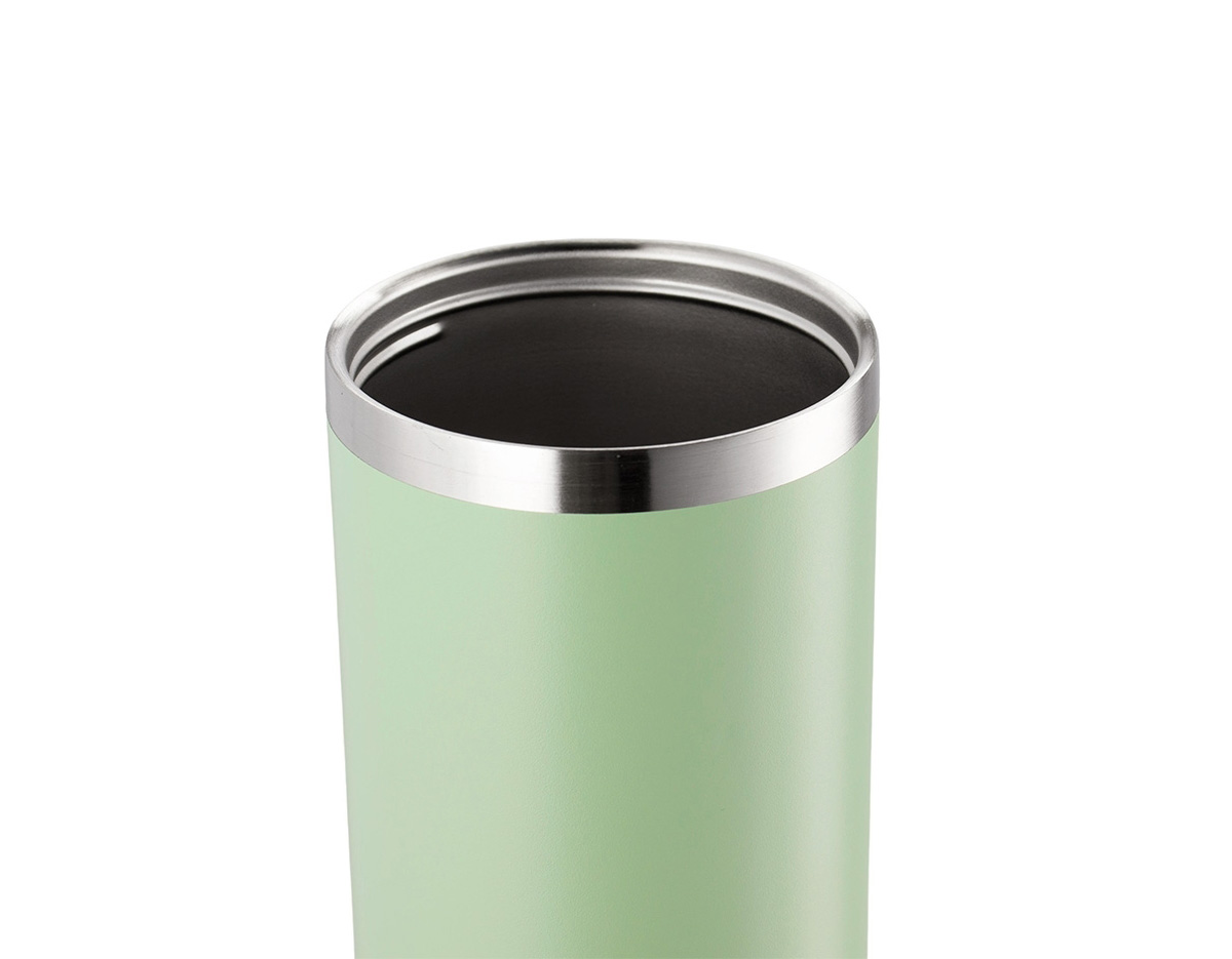 Copo térmico em inox com capacidade de até 800 mL. Possui parede dupla para isolamento térmico, tampa plástica rosqueável com vedação a vácuo, alça fixa em inox com camada plástica e bico flexível. Acompanha canudo plástico para encaixe interno, ideal para uso prático no dia a dia.