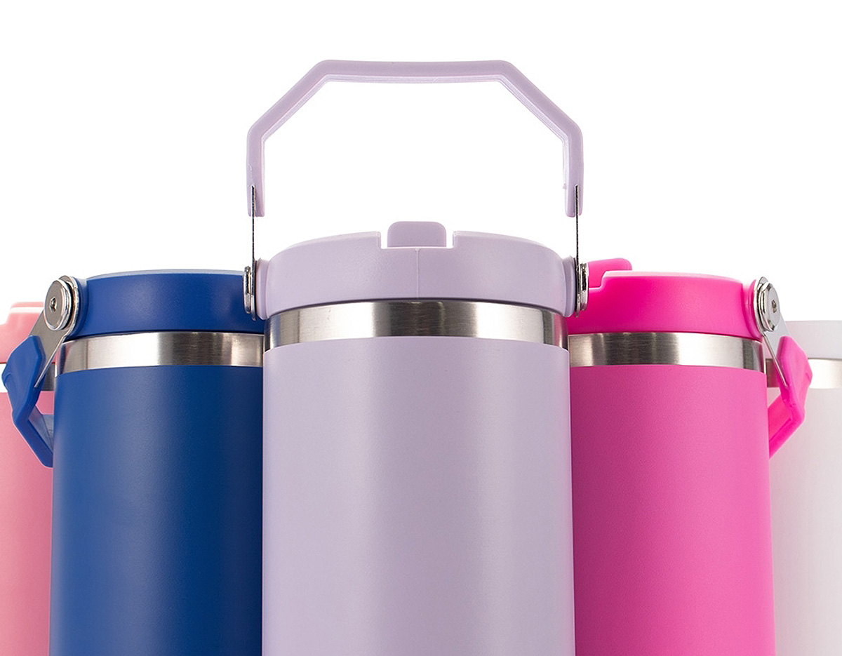 Copo térmico em inox com capacidade de até 800 mL. Possui parede dupla para isolamento térmico, tampa plástica rosqueável com vedação a vácuo, alça fixa em inox com camada plástica e bico flexível. Acompanha canudo plástico para encaixe interno, ideal para uso prático no dia a dia.