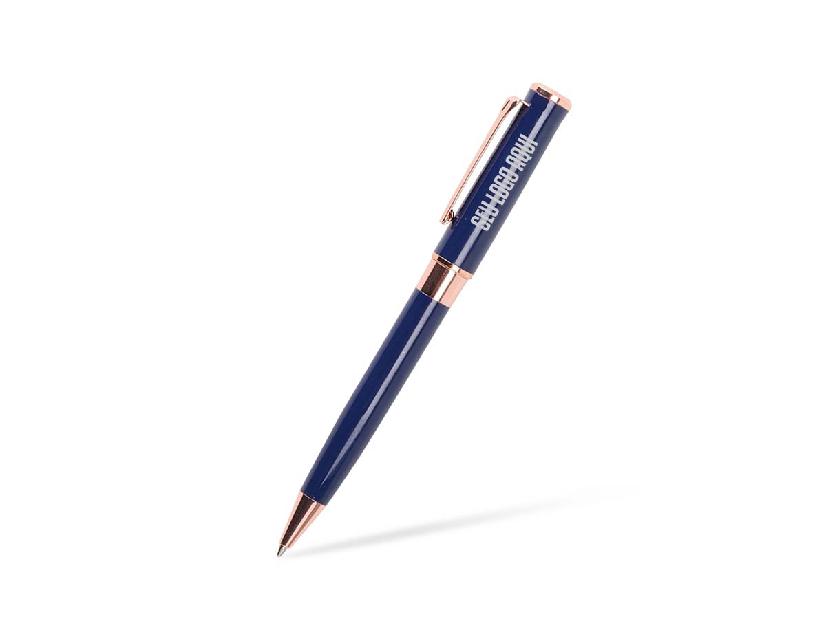 Caneta esferográfica de carga azul de 1.0mm com acionamento por rotação e construção totalmente em metal, que proporciona uma pegada confortável para uma escrita mais precisa.