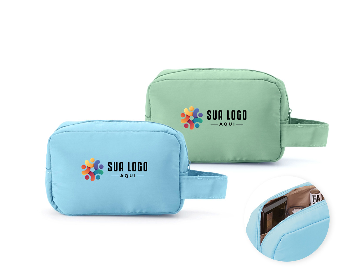 Nécessaire compacta confeccionada em poliéster resistente à água, desenvolvida para oferecer organização eficiente no dia a dia. Possui quatro divisões internas, sendo uma delas em material telado, que facilita a visualização e a separação dos itens. A estrutura interna otimiza o espaço e mantém acessórios bem distribuídos. Conta ainda com alça de transporte, proporcionando praticidade no manuseio em viagens, trabalho ou rotina pessoal. Um brinde corporativo funcional e versátil, que alia organização inteligente, durabilidade e presença constante no cotidiano do usuário.