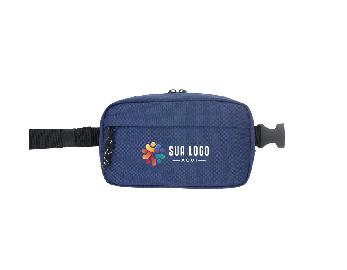 Pochete confeccionada em poliéster reciclado 600D, com forro interno em poliéster reciclado 210D. Conta com um compartimento principal espaçoso e um bolso frontal para itens menores, unindo praticidade e sustentabilidade no dia a dia. Ideal para quem busca funcionalidade com consciência ambiental.