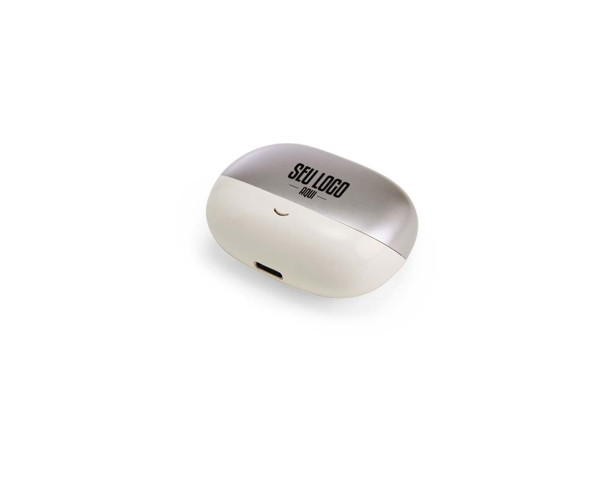 Fones de ouvido em plástico com design ergonômico, proporcionando encaixe confortável e discreto aos ouvidos. Possuem autonomia de até 4 horas para ouvir ou falar. Acompanham estojo carregador e cabo USB-C, garantindo praticidade no uso e recarga no dia a dia.