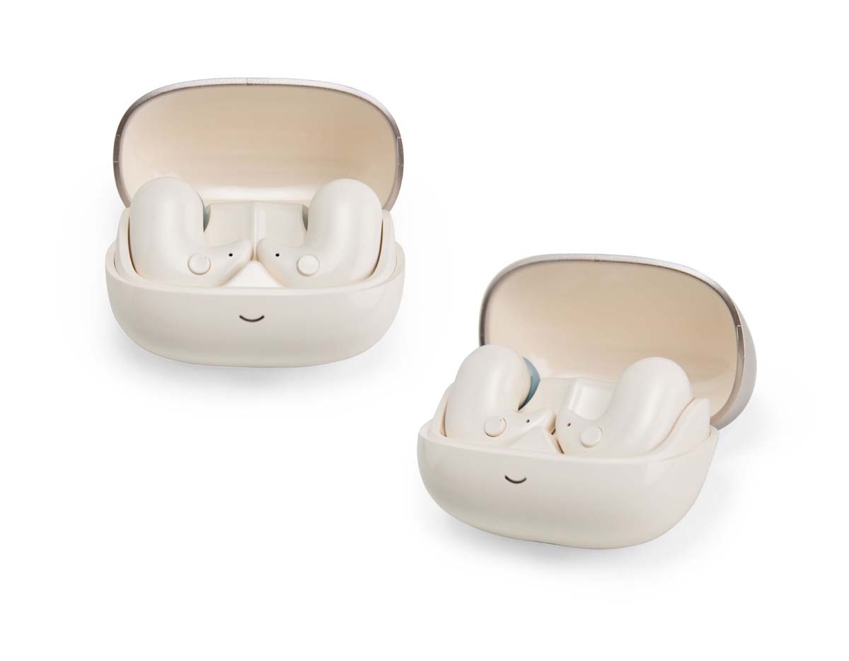 Fones de ouvido em plástico com design ergonômico, proporcionando encaixe confortável e discreto aos ouvidos. Possuem autonomia de até 4 horas para ouvir ou falar. Acompanham estojo carregador e cabo USB-C, garantindo praticidade no uso e recarga no dia a dia.