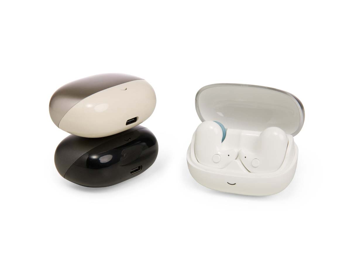 Fones de ouvido em plástico com design ergonômico, proporcionando encaixe confortável e discreto aos ouvidos. Possuem autonomia de até 4 horas para ouvir ou falar. Acompanham estojo carregador e cabo USB-C, garantindo praticidade no uso e recarga no dia a dia.