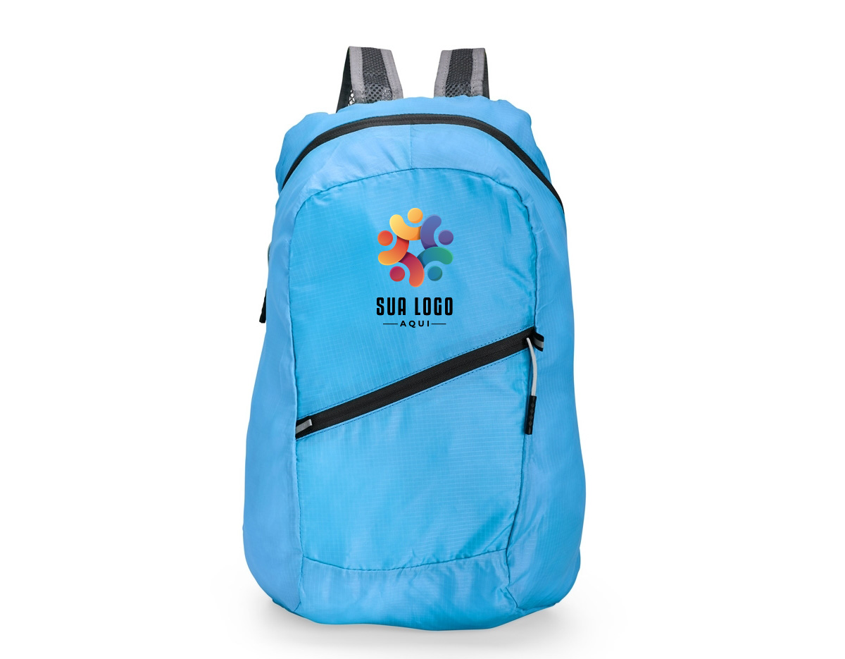Mochila dobrável com design leve e moderno, confeccionada em poliéster resistente à água. Com capacidade de até 14 litros, possui compartimento principal espaçoso, bolso frontal e alças ajustáveis com revestimento em espuma respirável para maior conforto. Acompanha saco em nylon com regulagem, facilitando o transporte quando dobrada.