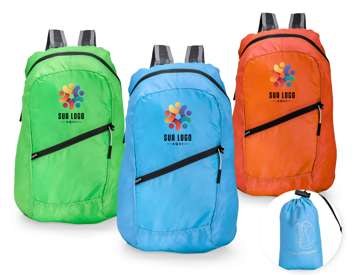 Mochila dobrável com design leve e moderno, confeccionada em poliéster resistente à água. Com capacidade de até 14 litros, possui compartimento principal espaçoso, bolso frontal e alças ajustáveis com revestimento em espuma respirável para maior conforto. Acompanha saco em nylon com regulagem, facilitando o transporte quando dobrada.
