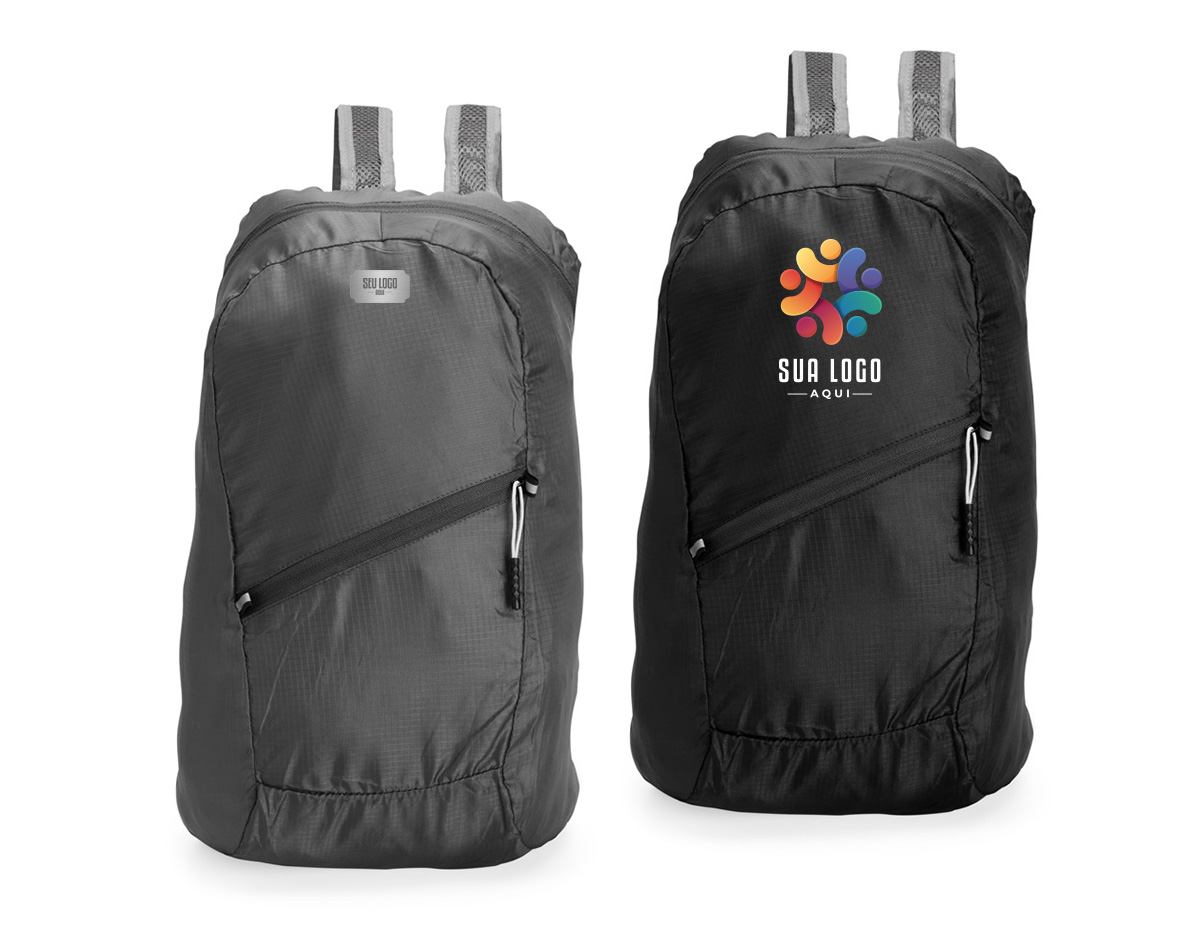 Mochila dobrável com design leve e moderno, confeccionada em poliéster resistente à água. Com capacidade de até 14 litros, possui compartimento principal espaçoso, bolso frontal e alças ajustáveis com revestimento em espuma respirável para maior conforto. Acompanha saco em nylon com regulagem, facilitando o transporte quando dobrada.