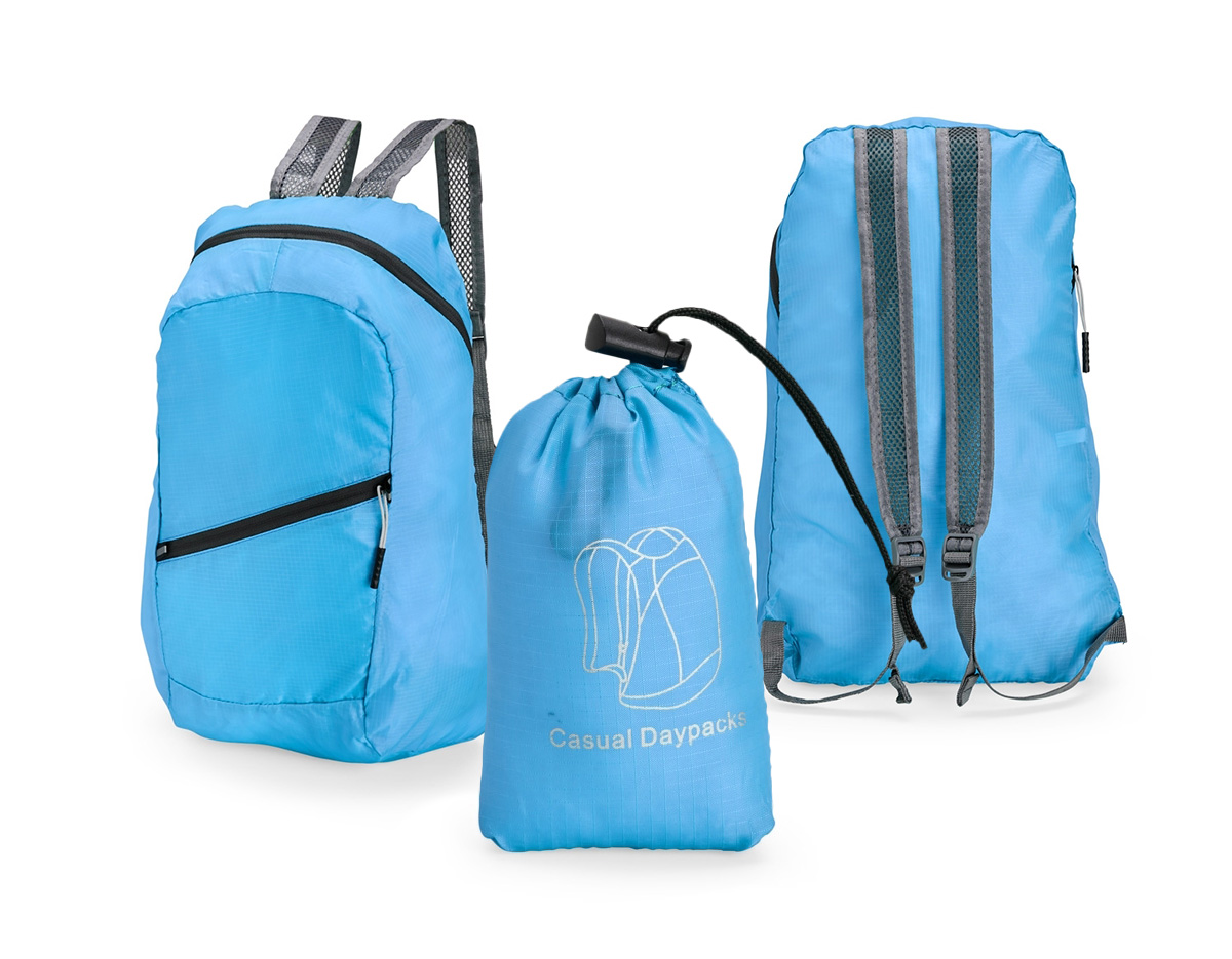 Mochila dobrável com design leve e moderno, confeccionada em poliéster resistente à água. Com capacidade de até 14 litros, possui compartimento principal espaçoso, bolso frontal e alças ajustáveis com revestimento em espuma respirável para maior conforto. Acompanha saco em nylon com regulagem, facilitando o transporte quando dobrada.
