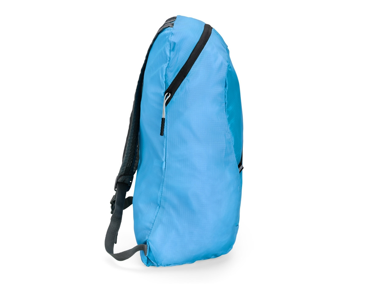 Mochila dobrável com design leve e moderno, confeccionada em poliéster resistente à água. Com capacidade de até 14 litros, possui compartimento principal espaçoso, bolso frontal e alças ajustáveis com revestimento em espuma respirável para maior conforto. Acompanha saco em nylon com regulagem, facilitando o transporte quando dobrada.