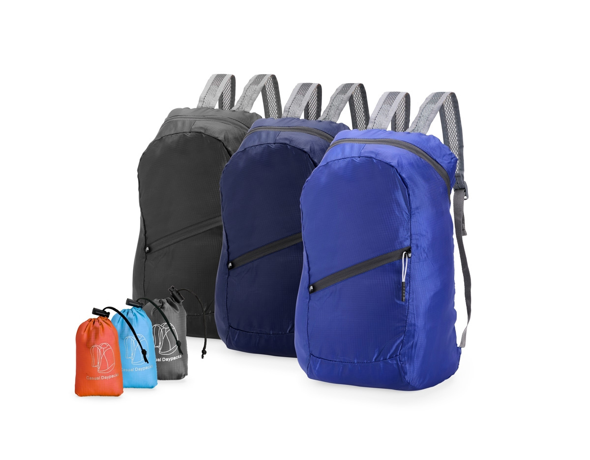 Mochila dobrável com design leve e moderno, confeccionada em poliéster resistente à água. Com capacidade de até 14 litros, possui compartimento principal espaçoso, bolso frontal e alças ajustáveis com revestimento em espuma respirável para maior conforto. Acompanha saco em nylon com regulagem, facilitando o transporte quando dobrada.