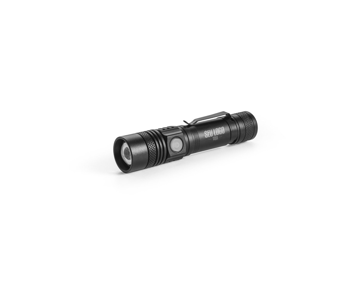 Lanterna recarregável de 5W em alumínio, potente e versátil. Possui LED de 300 lumens, 4 modos de iluminação, zoom telescópico e botão liga/desliga. Ideal para uso diário, emergências ou atividades externas. Bateria de 2.000 mAh com recarga via cabo USB-C (incluso). Um brinde funcional e moderno, que une resistência, praticidade e alto desempenho.