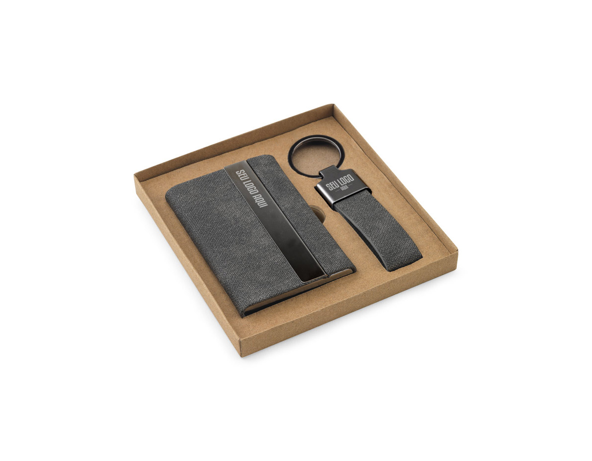 Conjunto elegante composto por porta-cartões e chaveiro, ambos em metal com acabamento em poliéster 30% reciclado. O porta-cartões possui capacidade para até 7 cartões, unindo praticidade, estilo e responsabilidade ambiental. Ideal como brinde corporativo ou para uso pessoal no dia a dia.