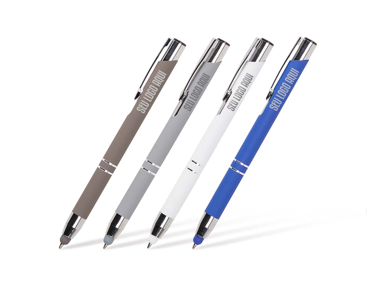 Caneta esferográfica com carga azul de 1.0mm e acionamento por clique. De construção metálica, possui ponteira emborrachada que permite seu uso como uma caneta touch para interação com dispositivos de tela sensível ao toque.