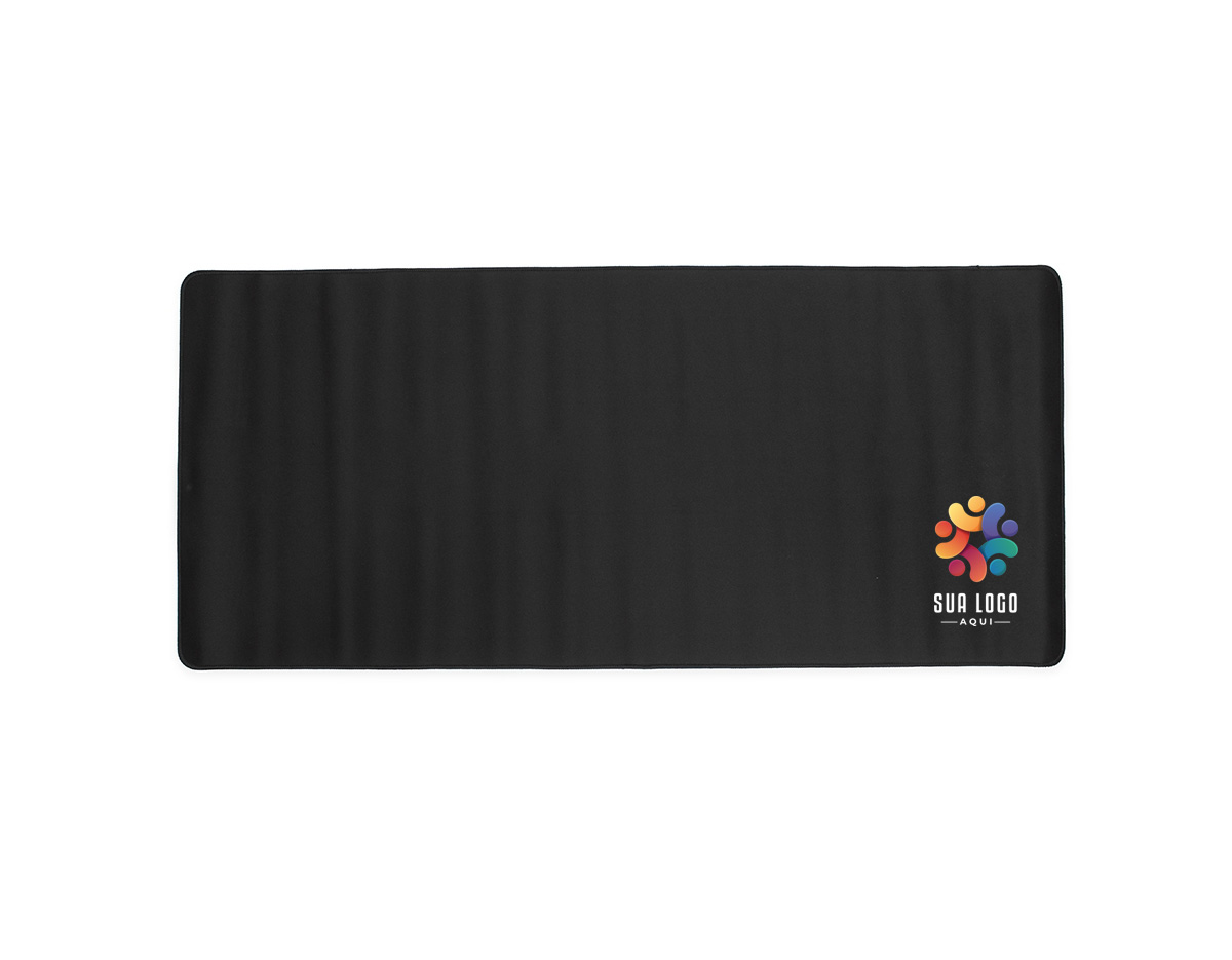 Desk pad confeccionado em poliéster com bordas arredondadas e base antiderrapante em EVA. Tudo isso oferece uma combinação de conforto durante o uso e uma proteção ampla para superfícies planas contra arranhões e outros tipos de desgaste.