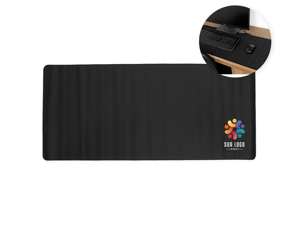 Desk pad confeccionado em poliéster com bordas arredondadas e base antiderrapante em EVA. Tudo isso oferece uma combinação de conforto durante o uso e uma proteção ampla para superfícies planas contra arranhões e outros tipos de desgaste.