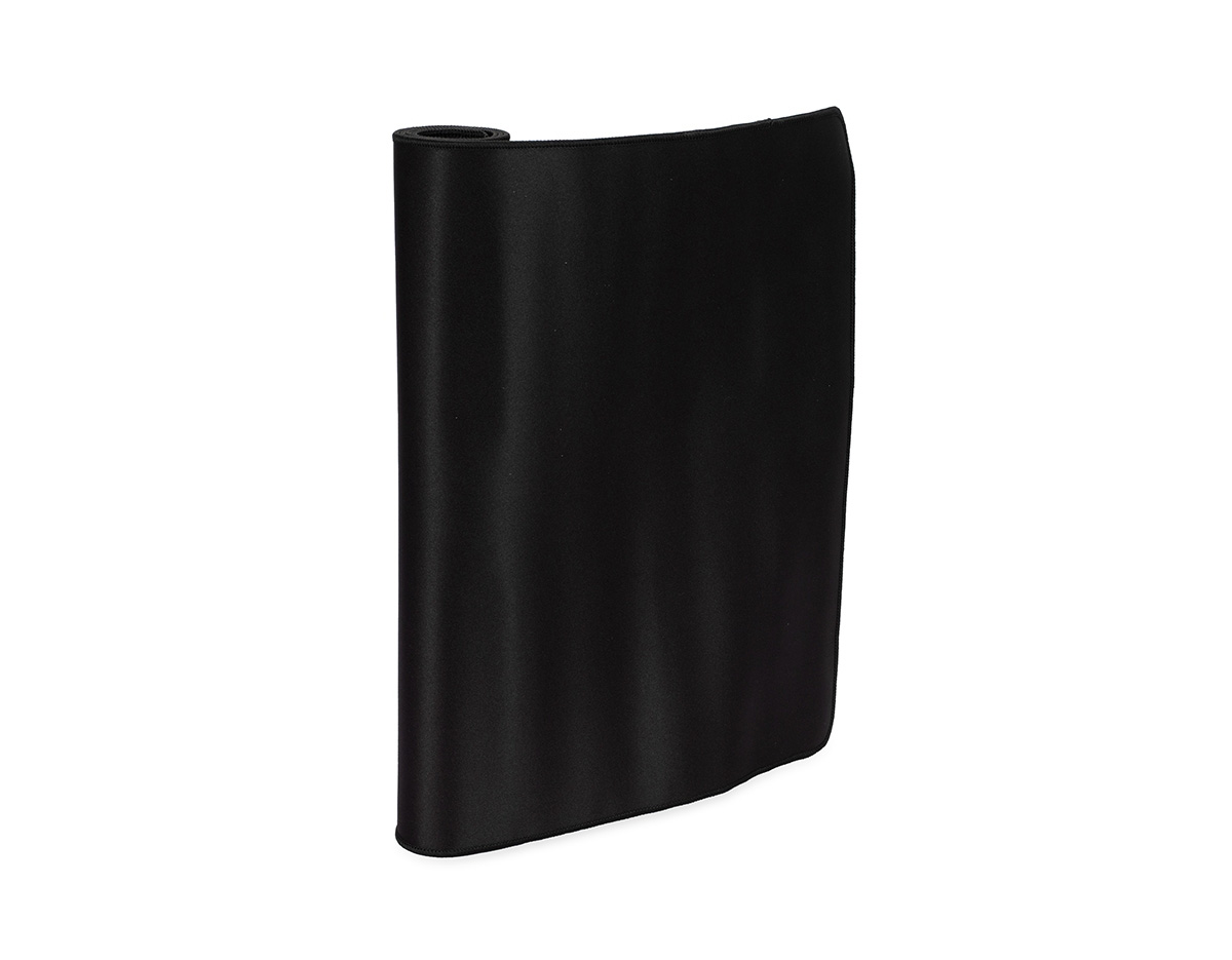 Desk pad confeccionado em poliéster com bordas arredondadas e base antiderrapante em EVA. Tudo isso oferece uma combinação de conforto durante o uso e uma proteção ampla para superfícies planas contra arranhões e outros tipos de desgaste.