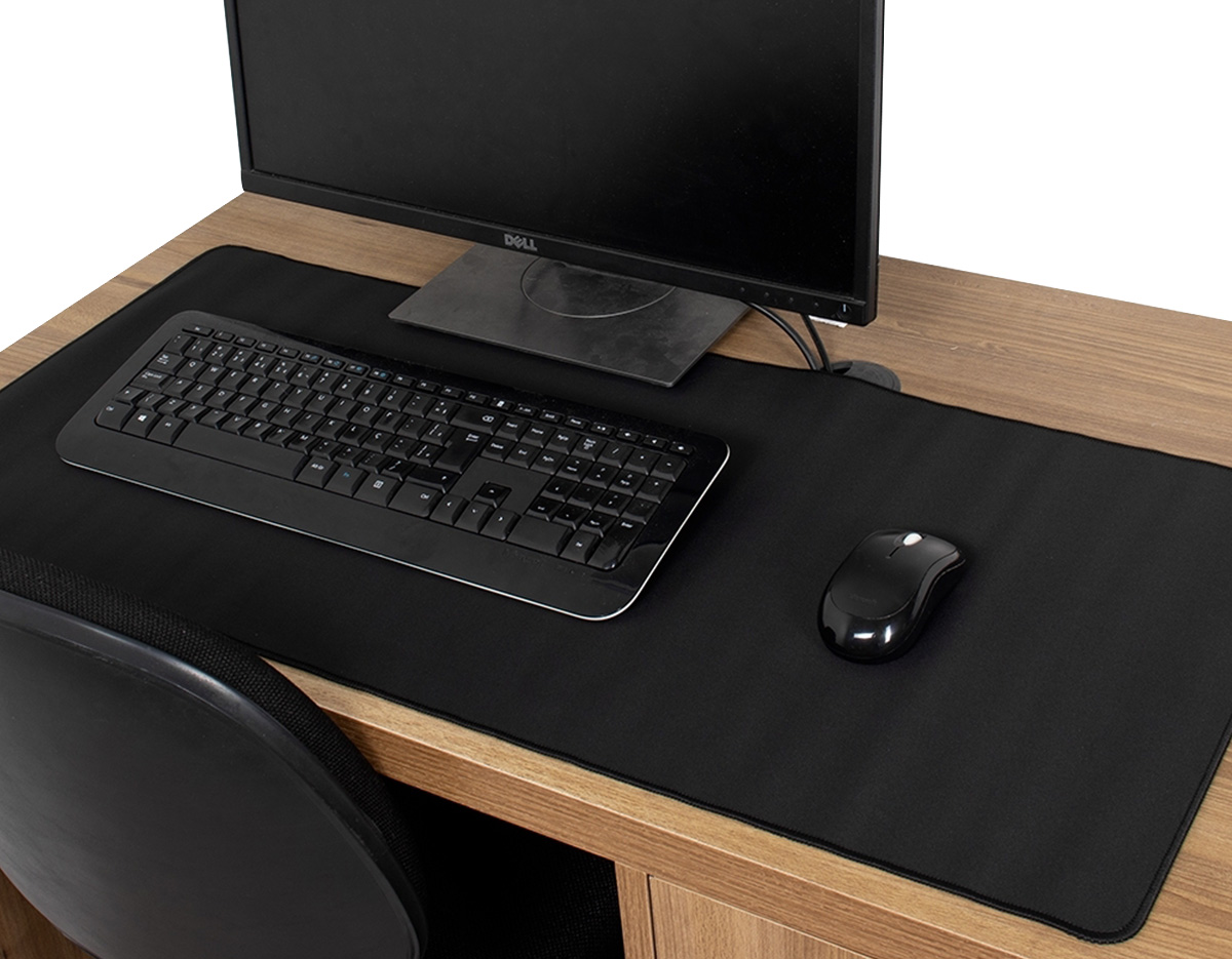 Desk pad confeccionado em poliéster com bordas arredondadas e base antiderrapante em EVA. Tudo isso oferece uma combinação de conforto durante o uso e uma proteção ampla para superfícies planas contra arranhões e outros tipos de desgaste.