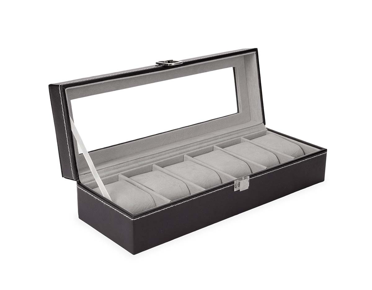 Porta-relógios com acabamento em couro sintético à base de PVC. Possui revestimento interno em veludo e seis divisórias com almofadas removíveis, além de visor de vidro na tampa e trava de segurança para o fechamento do estojo.