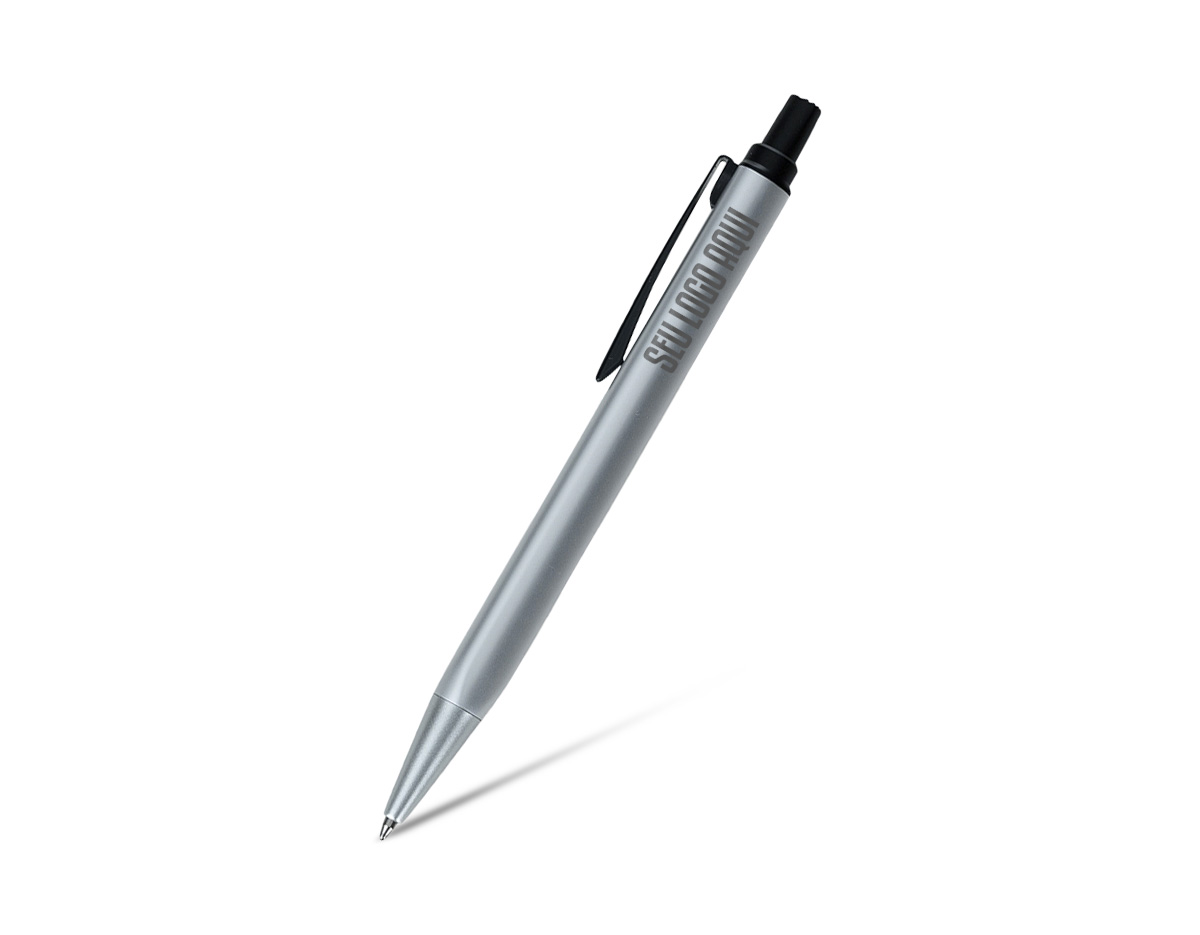 Caneta com corpo metálico em formato triangular, que proporciona maior ergonomia e conforto durante o uso. Possui carga esferográfica azul e acionamento por clique, ideal para uma escrita prática e eficiente no dia a dia.