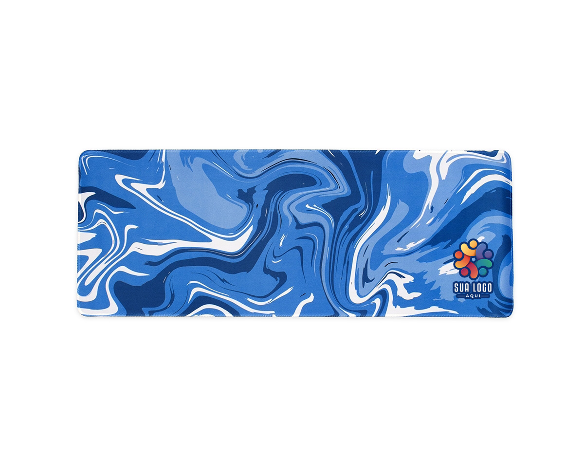 Desk pad flexível em poliéster com base em EVA antiderrapante, uma combinação que proporciona mais conforto durante o uso, além da proteção de superfícies planas.